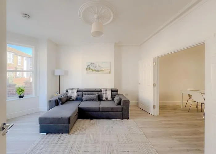 Nelson Road - 3 Bed Terrace In Yarmouth