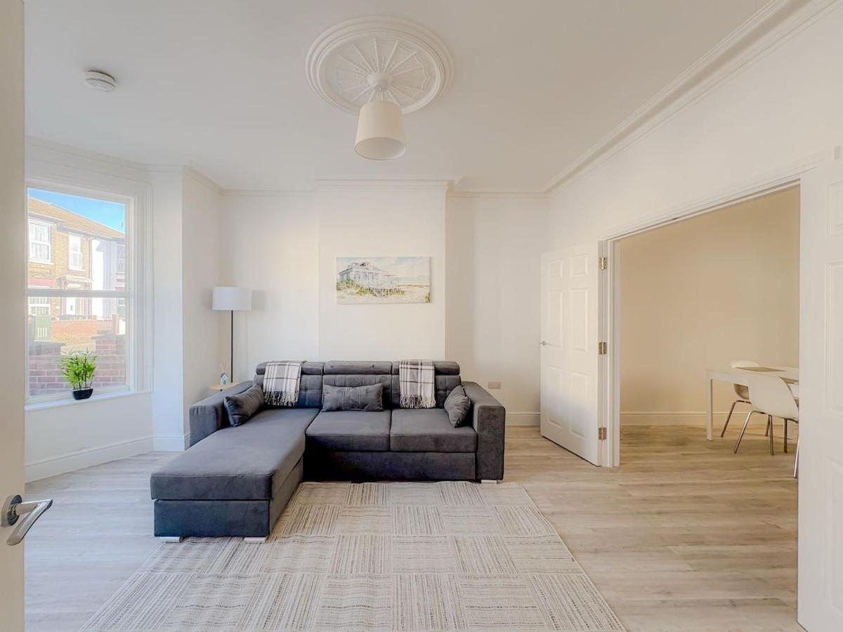 Nelson Road - 3 Bed Terrace In Yarmouth *